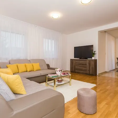 Sweet Marija With Heated Pool Villa *